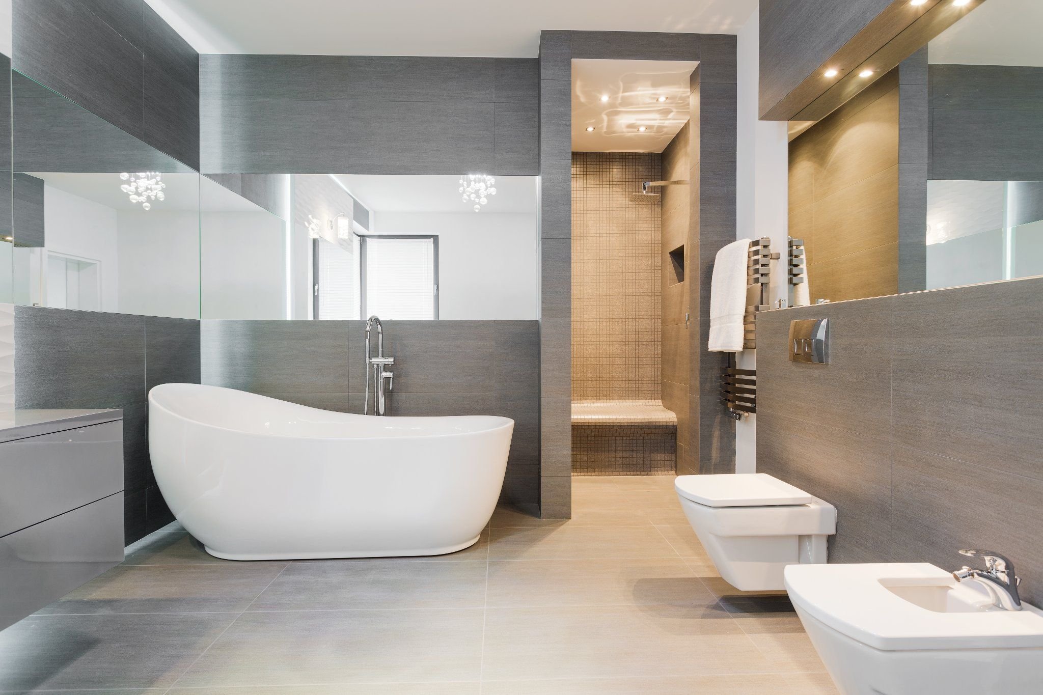 Bagno ristrutturato con sanitari dal design contemporaneo