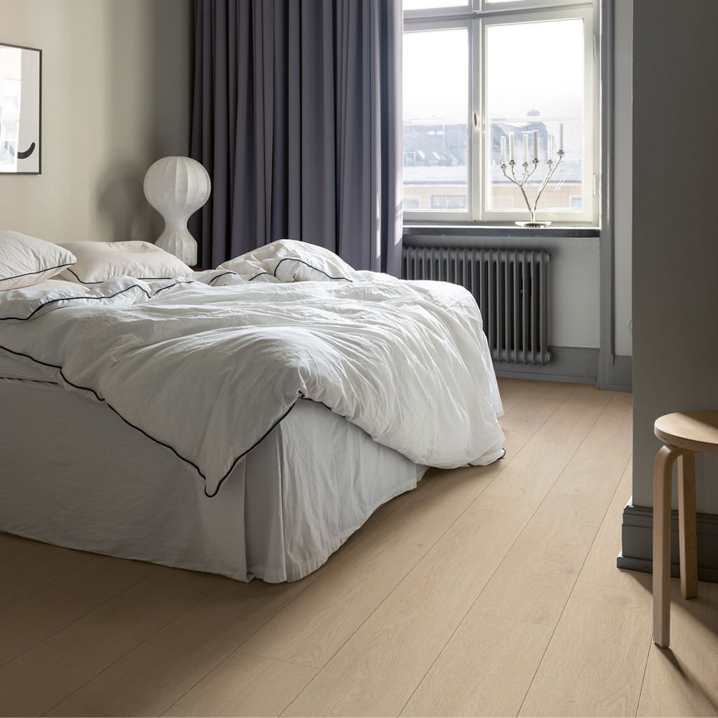 Camera da letto con pavimento effetto legno