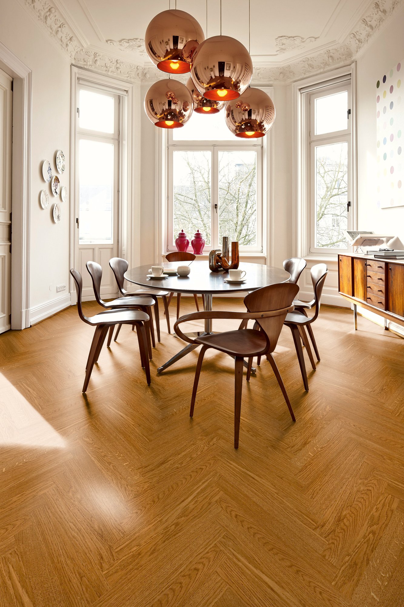Parquet in legno naturale posato in un soggiorno luminoso