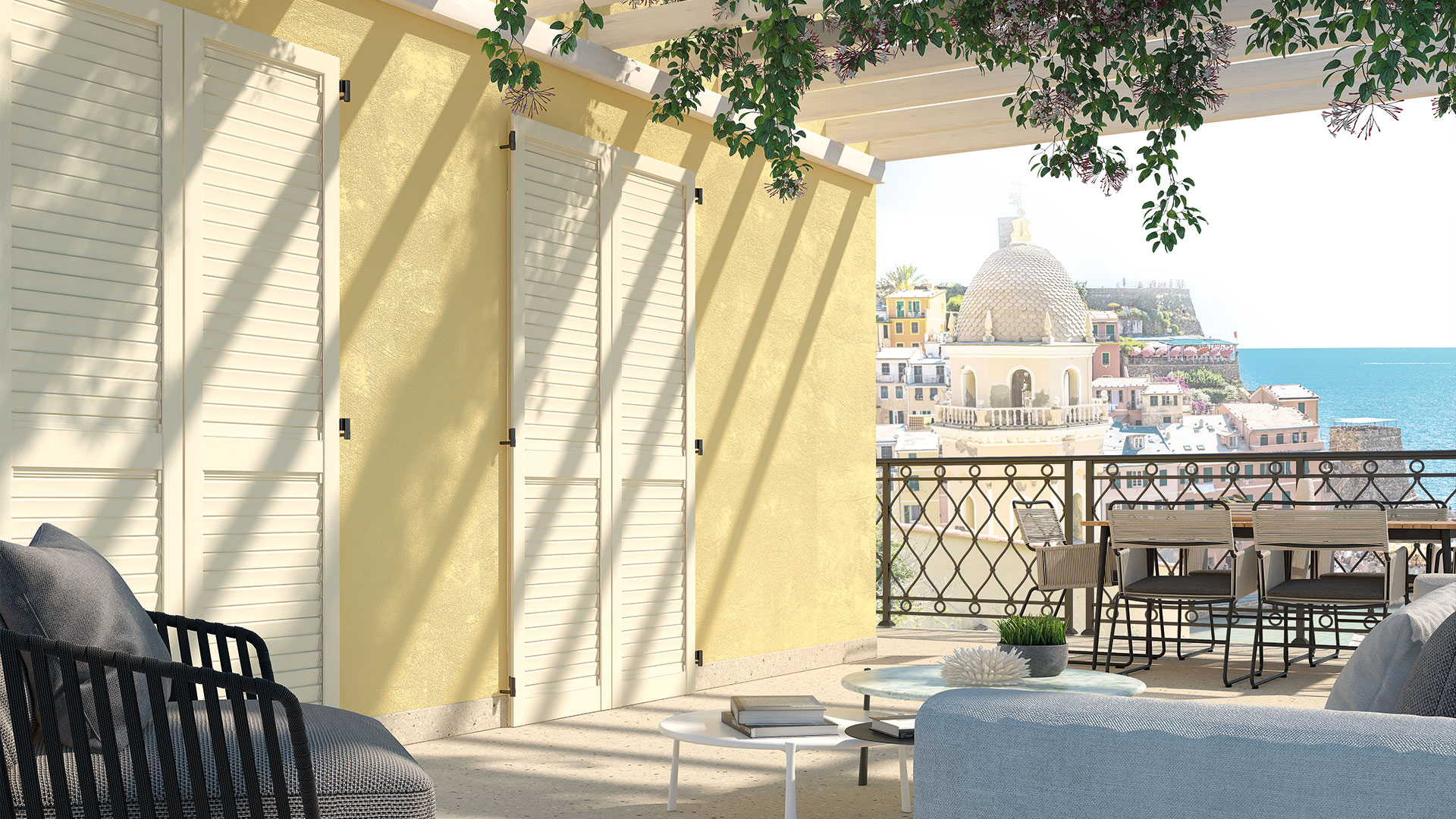 Persiane e oscuranti in alluminio su una terrazza mediterranea