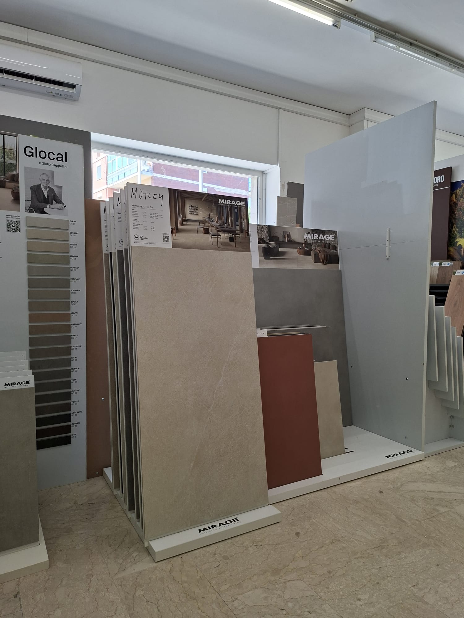 Showroom Solutions Ceramiche a Siracusa con espositori di materiali