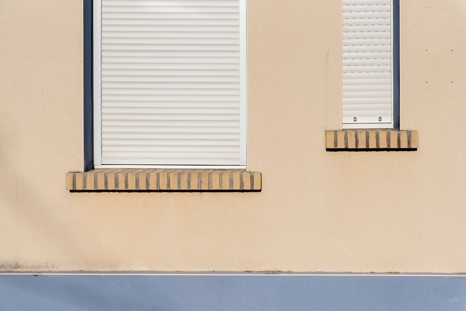 Tapparelle avvolgizone su finestre di una facciata residenziale