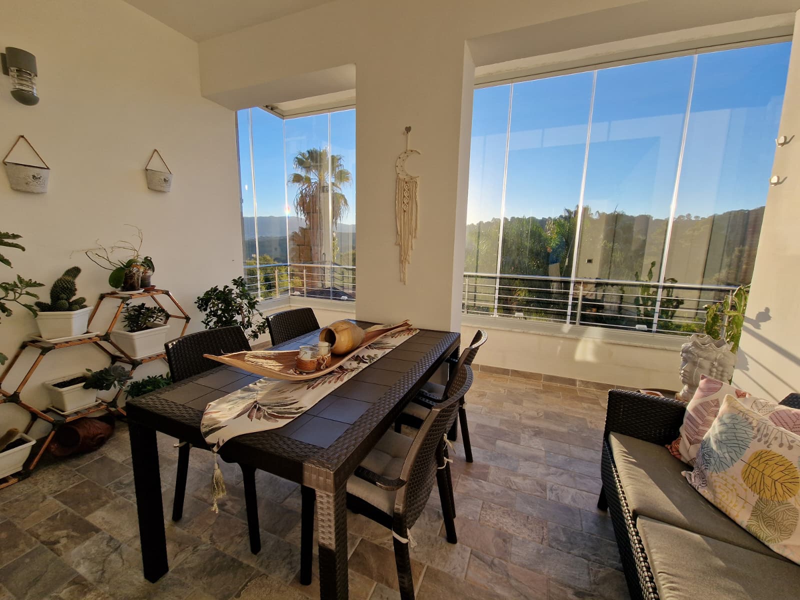 Vetrata panoramica che chiude una veranda affacciata sull'esterno