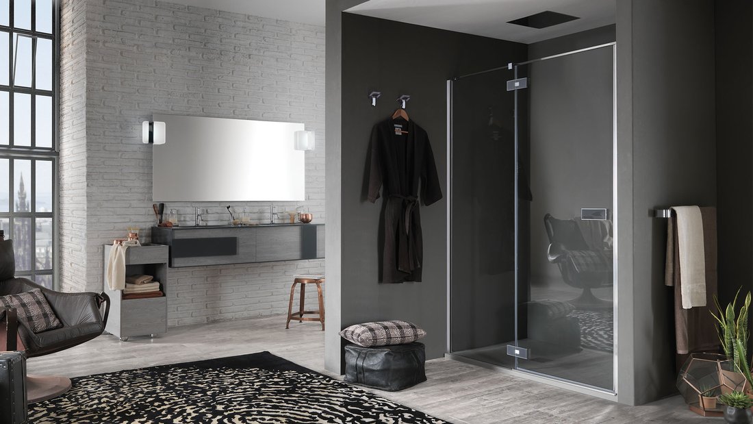 Porta doccia battente in ambiente loft