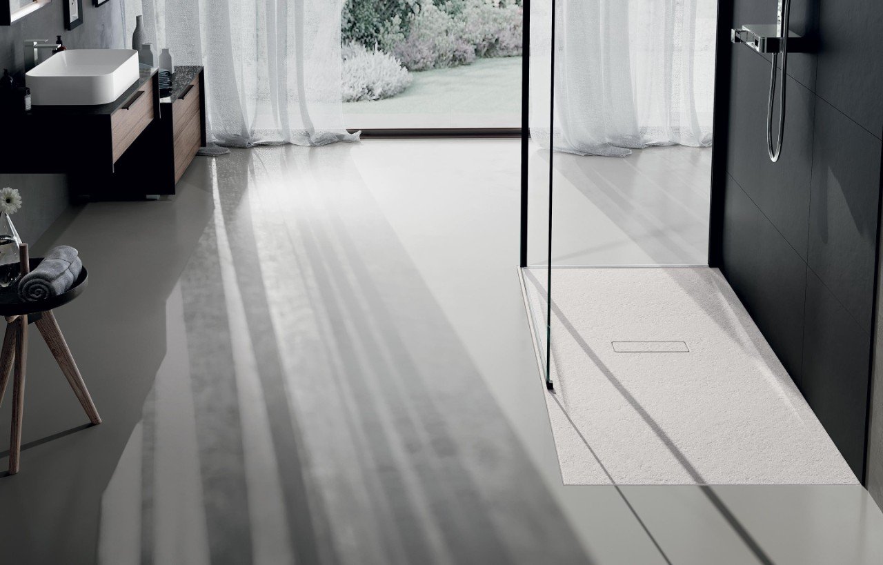 Bagno contemporaneo con piatto doccia a filo pavimento in resina bianca