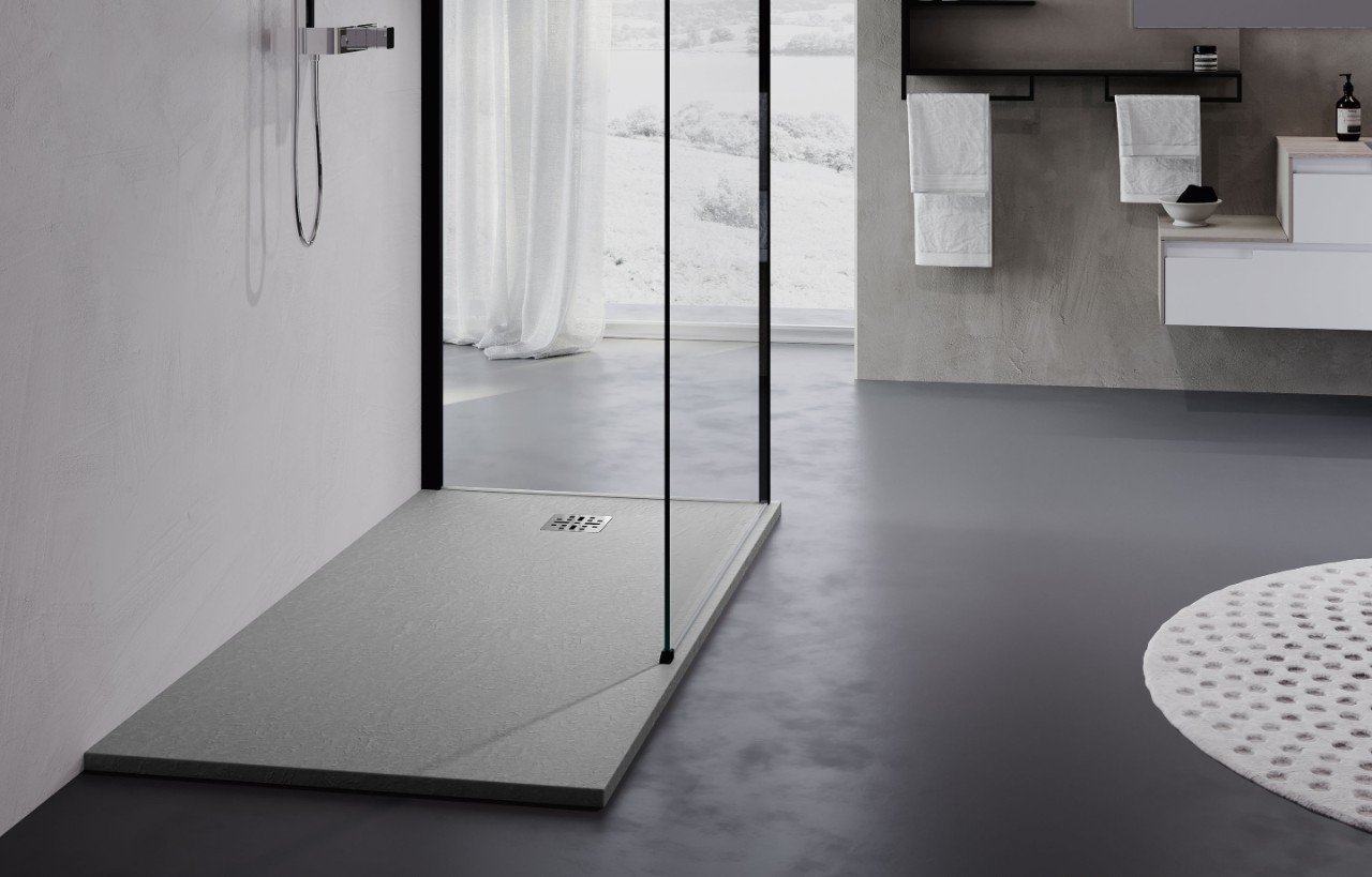 Piatto doccia a filo pavimento in un bagno contemporaneo