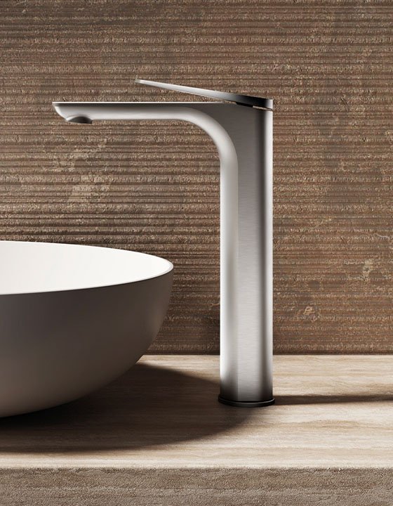 Miscelatore Cristina Rubinetterie installato su un lavabo a colonna in ambiente contemporaneo