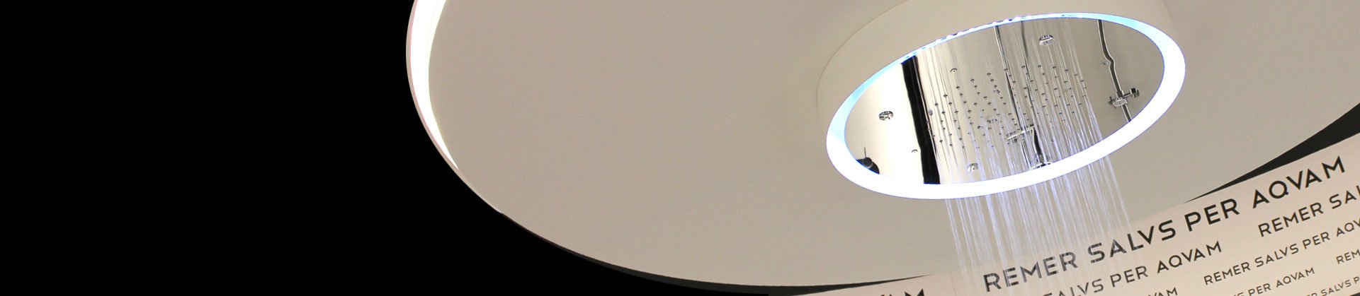 Sistema doccia Remer con soffione a soffitto e motto Remer Salus per Aquam