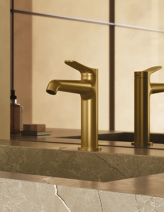 Miscelatore monocomando serie Botte in finitura ottone spazzolato su lavabo in marmo