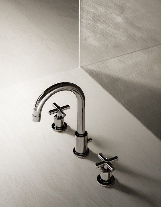 Rubinetteria tre fori serie Exclusive con maniglie a croce, cromata