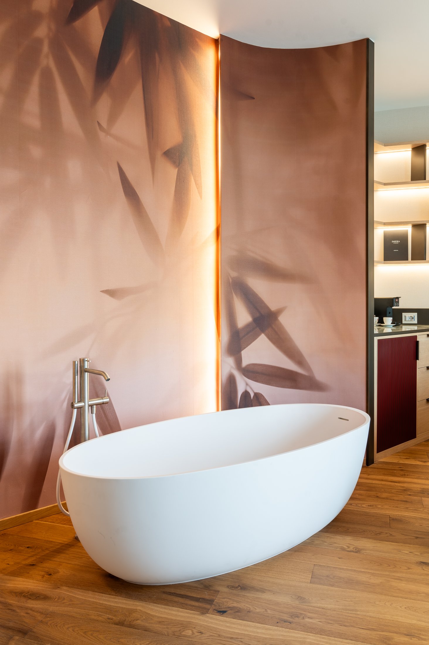 Vasca freestanding con miscelatore a pavimento spazzolato su parete decorata: bagno coordinato in ogni dettaglio