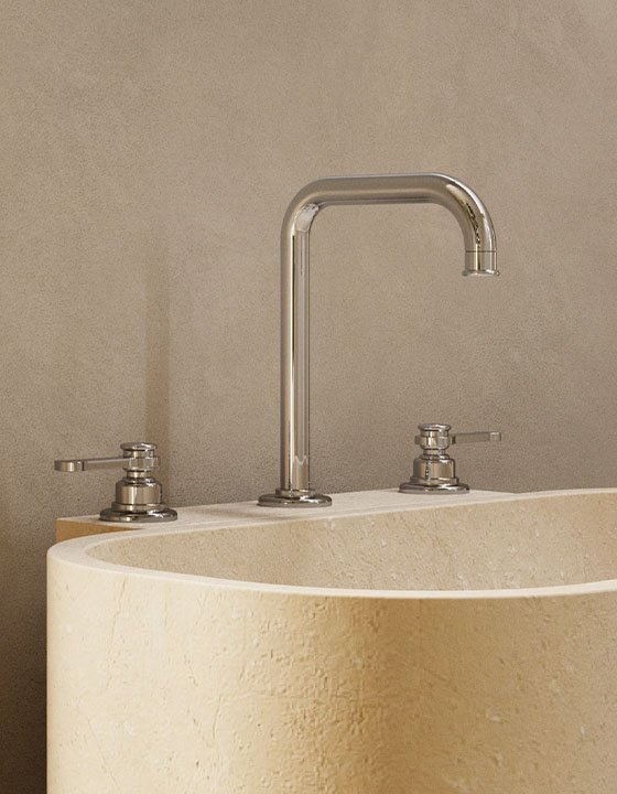 Miscelatore a tre fori montato a piano su un lavabo in pietra