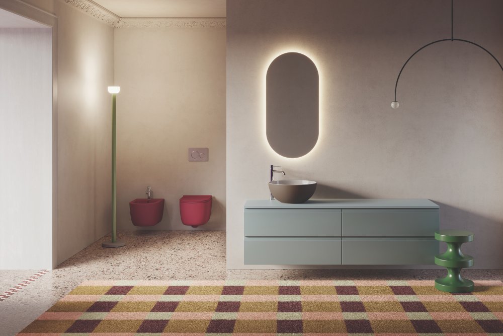 Bagno dai toni verdi con sanitari sospesi e parete decorata a foglie