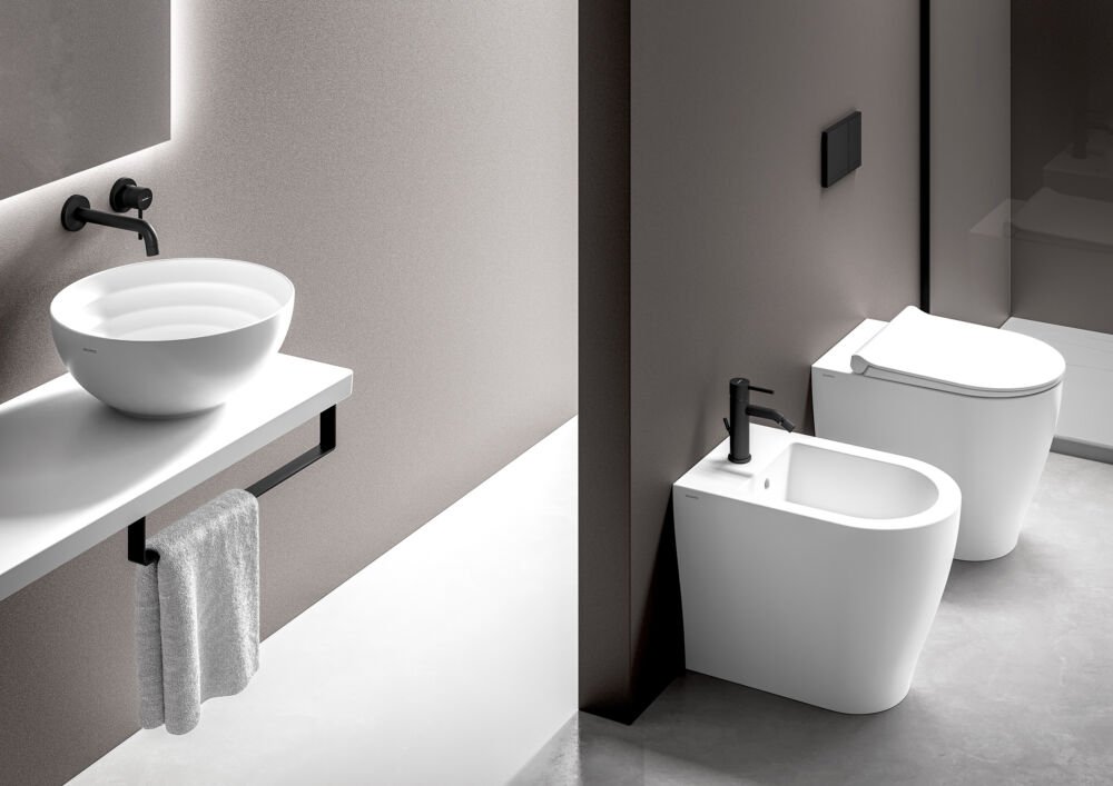Vaso e bidet filo-parete a terra, aderenti al muro