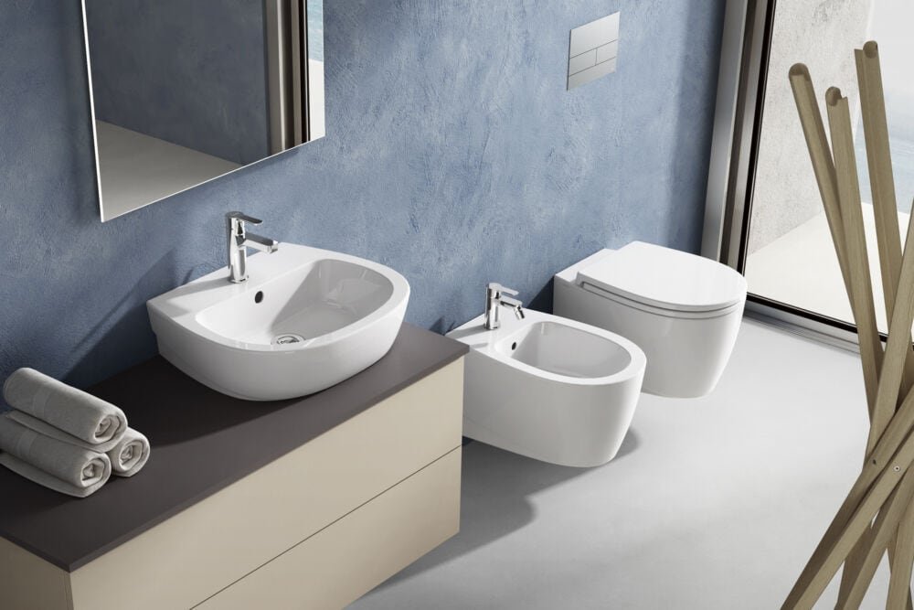 Vaso e bidet sospesi a muro con placca di comando a incasso