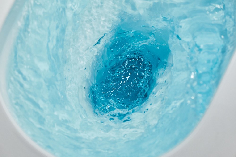 Scarico a giro completo di un vaso rimless: l'acqua lava l'intero perimetro del bordo