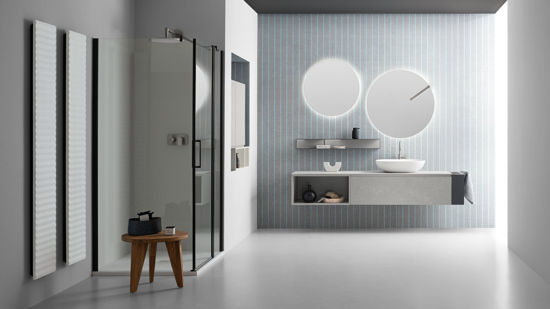 Composizione bagno con doppio lavabo, basi colorate e specchiere verticali