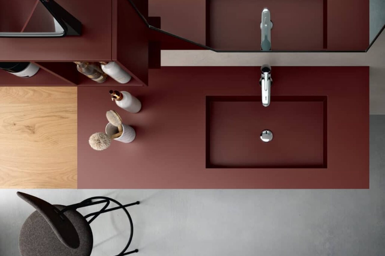 Lavabo integrato in un piano colorato visto dall'alto