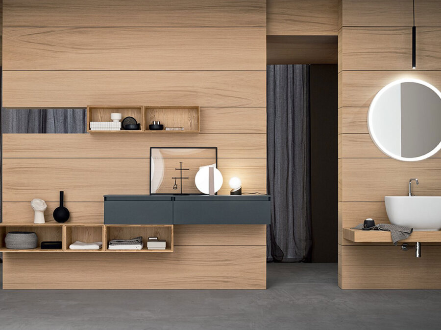 Composizione bagno rivestita in legno con vani a giorno
