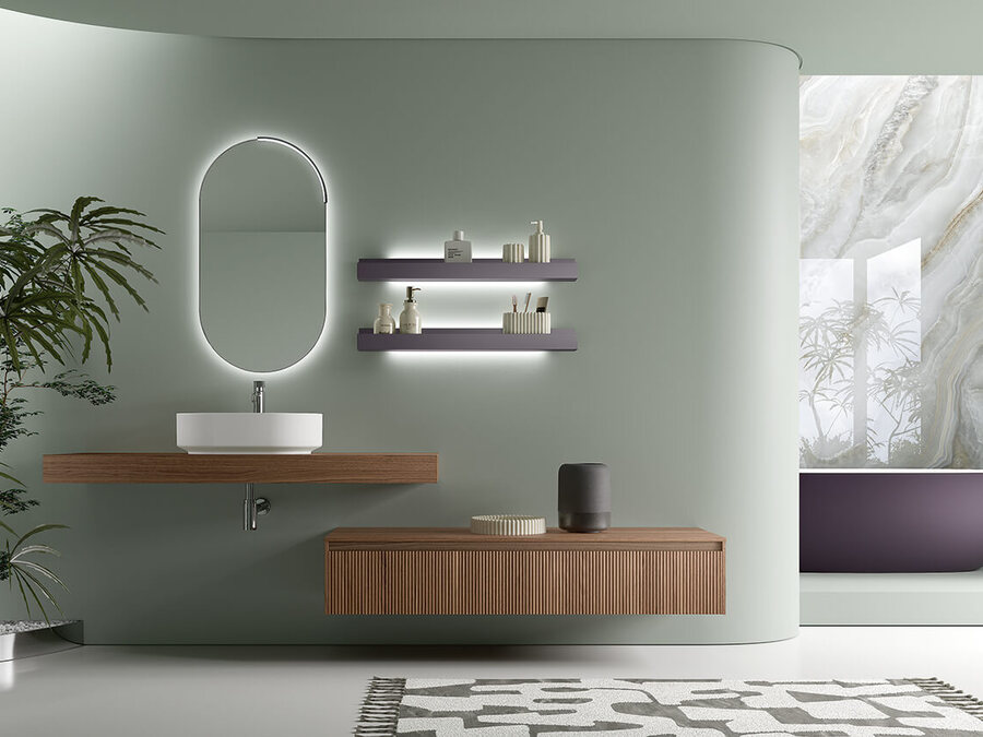 Composizione bagno con frontali lavorati e parete effetto pietra