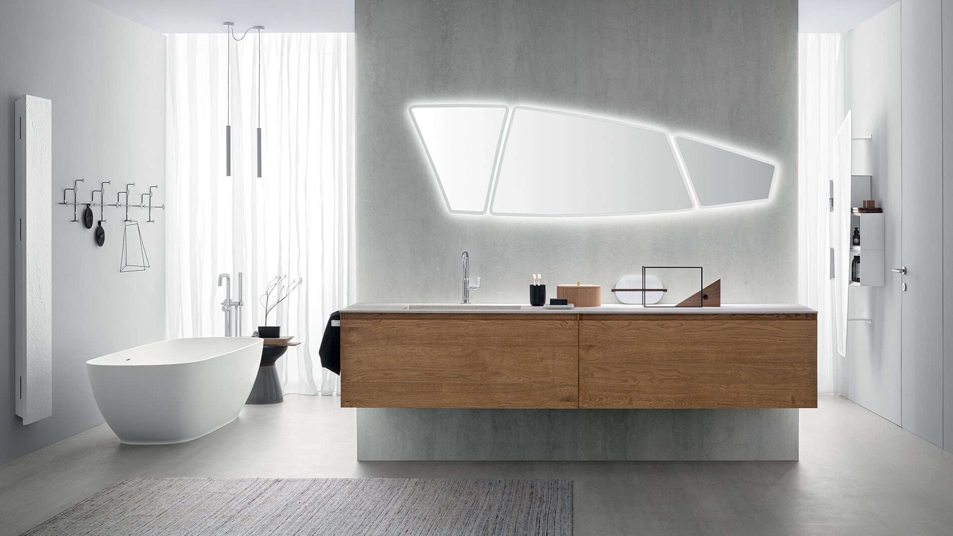 Composizione bagno sospesa in legno con lavabo in appoggio e vasca freestanding