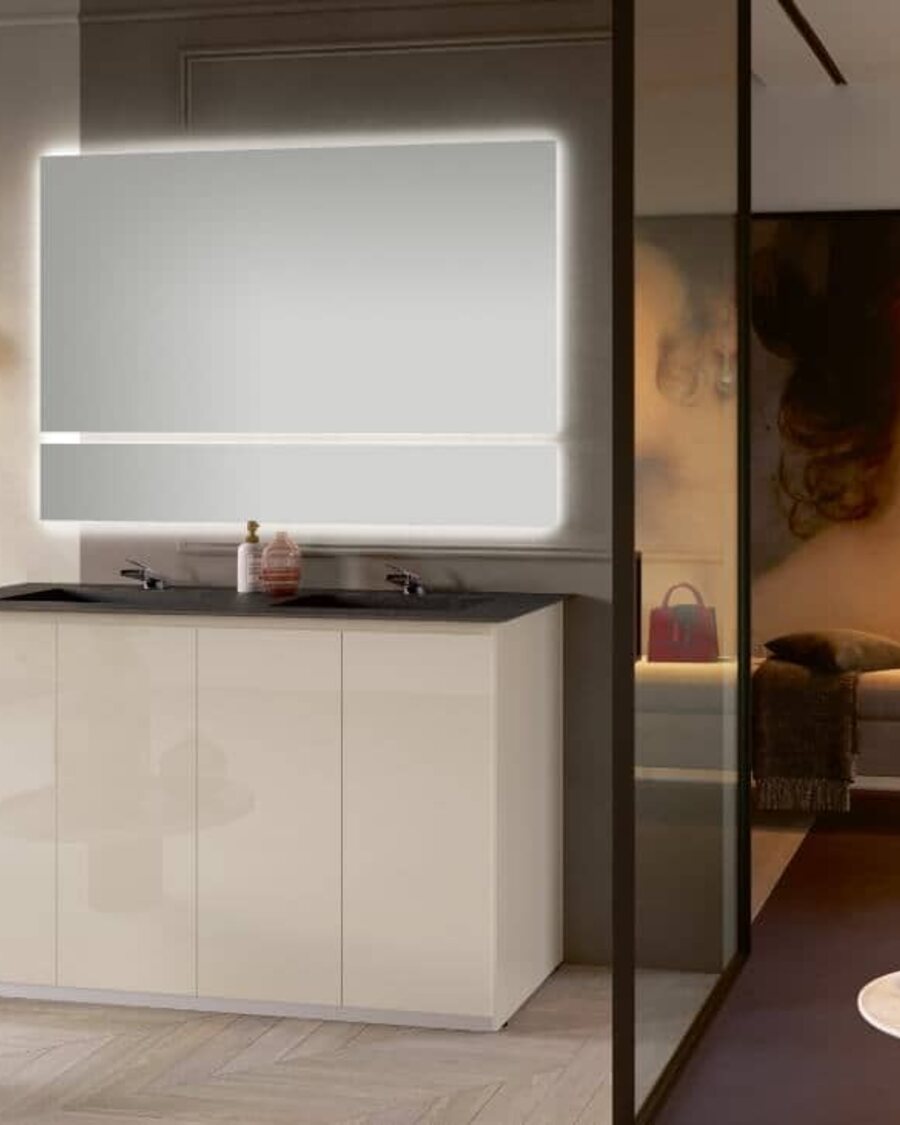 Mobile bagno bianco a terra con ante e specchiera luminosa