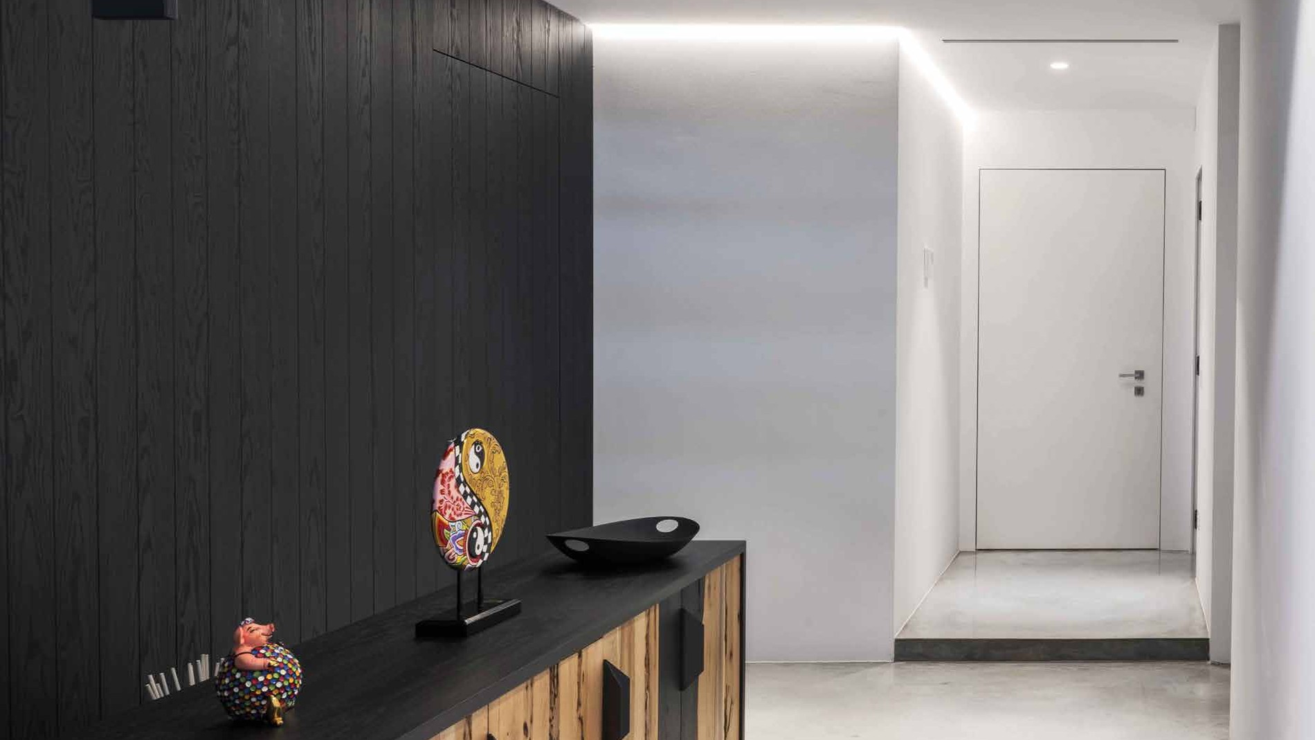 Ingresso residenziale contemporaneo con porta blindata complanare raso muro