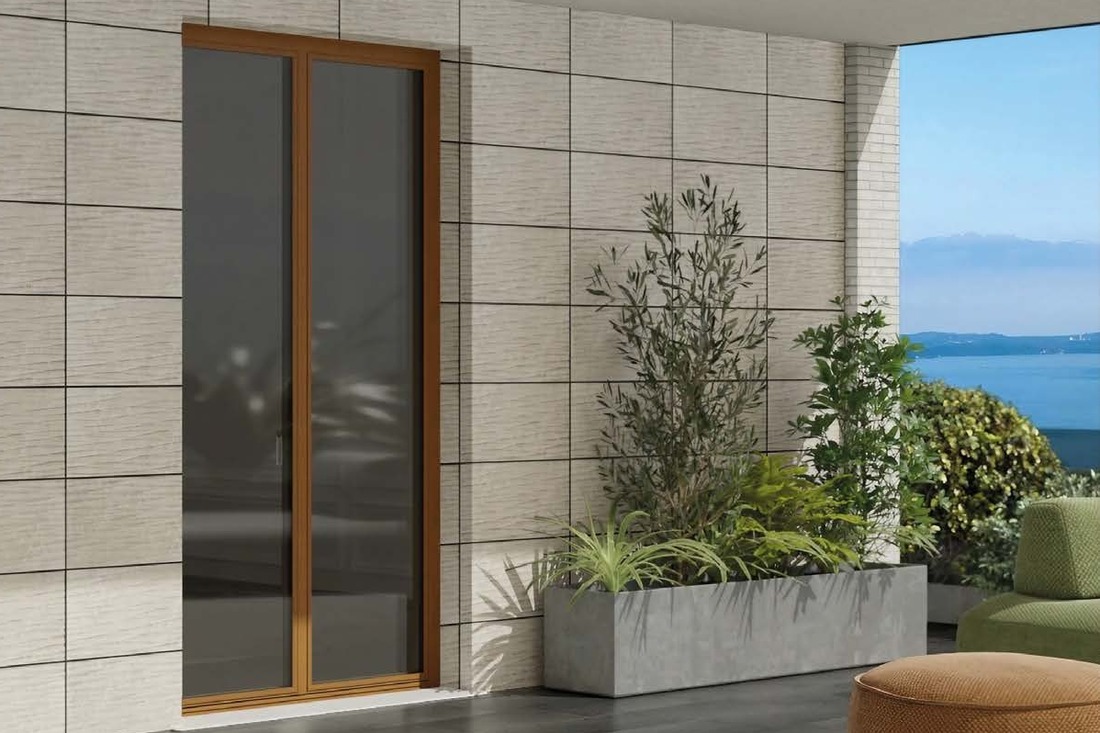 Serramento ibrido con esterno in alluminio e interno in PVC, sistema Biemme Inversa