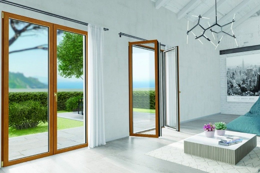 Porte in legno-alluminio della serie Biemme Lieve affacciate su una piscina