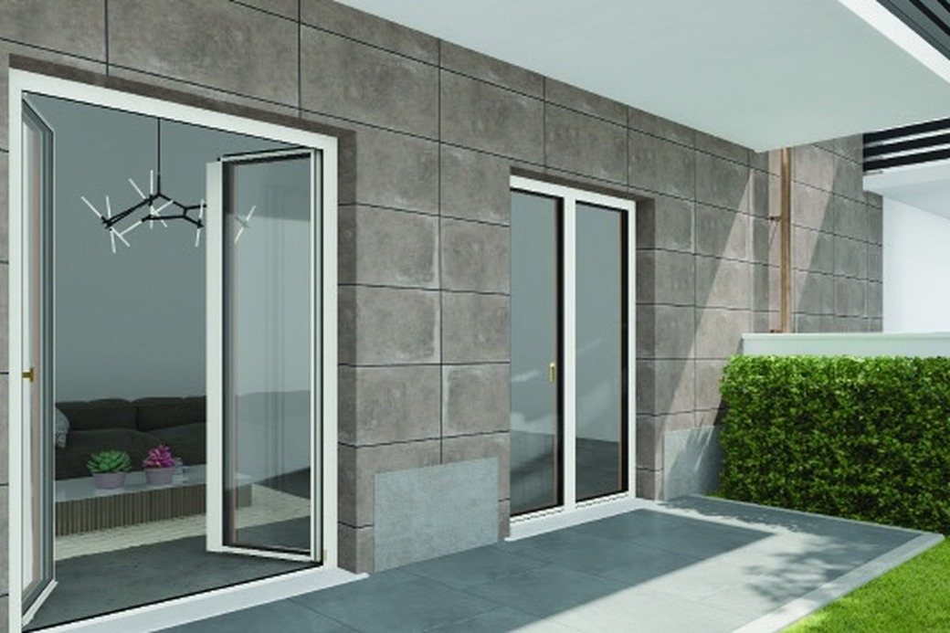 Porta-finestra in legno-alluminio Biemme Lieve su una terrazza moderna