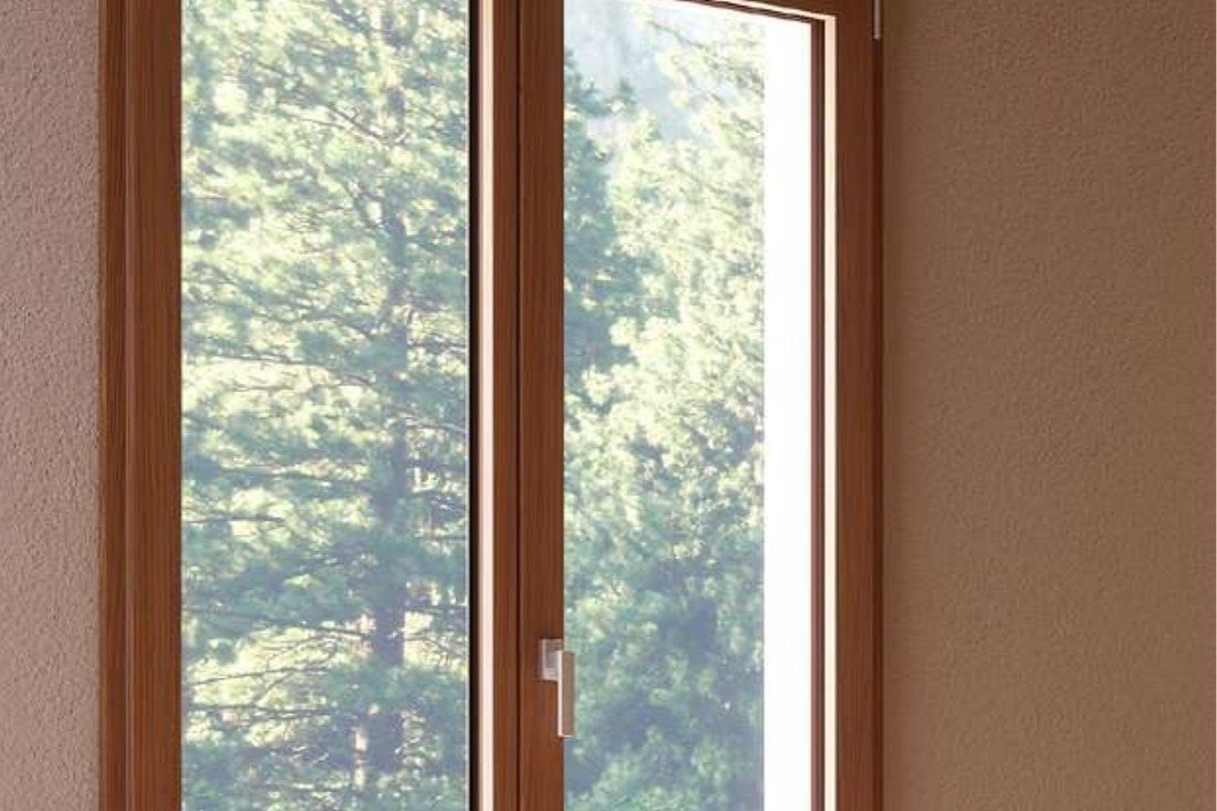 Finestra in legno-alluminio Fossati ThermicX aperta su un bosco