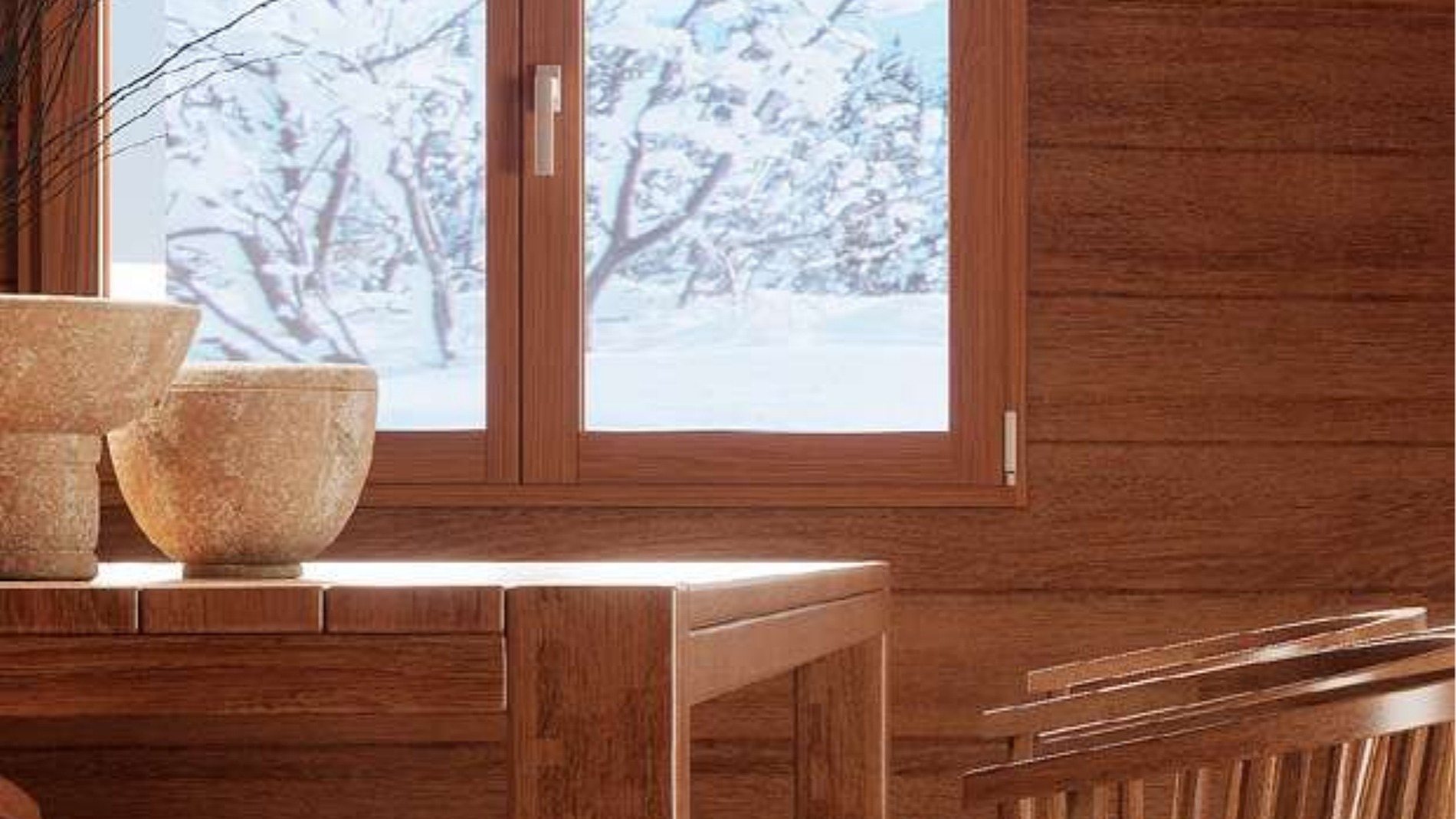Finestra in legno con vista su rami innevati, tavolo in legno in primo piano