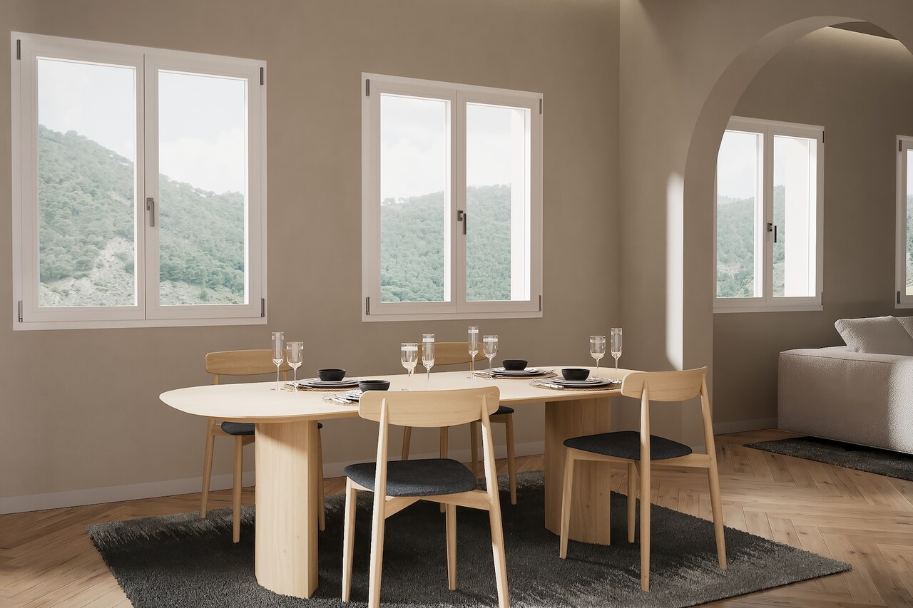 Finestre in PVC bianco in una zona pranzo con archi