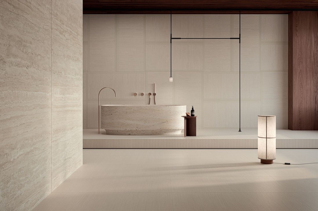 Bagno con pavimento in gres Mirage Shiki effetto travertino