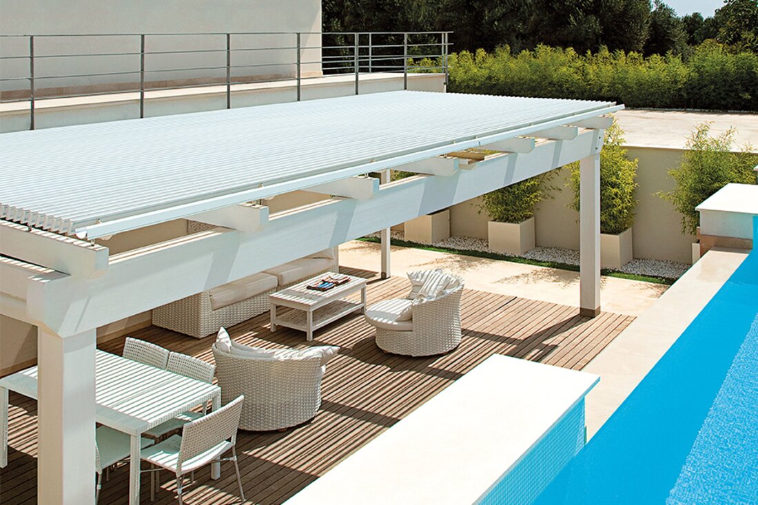 Pergola bioclimatica con il tetto a lame completamente chiuse che forma una copertura continua
