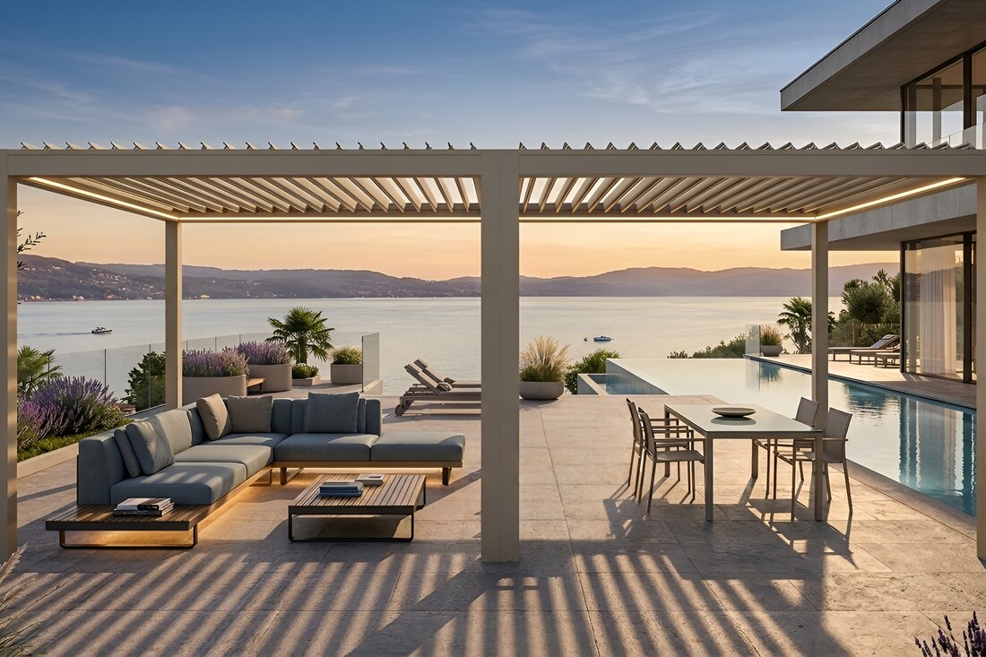 Due moduli affiancati di pergola bioclimatica su una terrazza affacciata sull'acqua