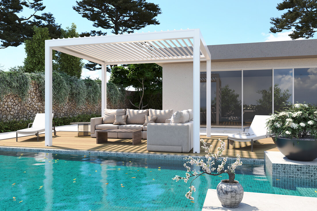 Pergola bioclimatica bianca a isola a bordo piscina, con le lame aperte che disegnano ombre a righe sul pavimento