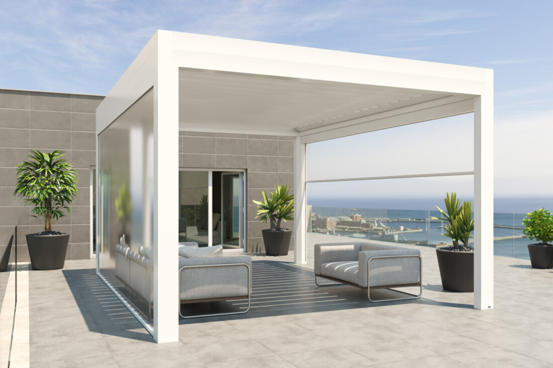Pergola bioclimatica bianca su terrazzo con chiusura verticale a guida su un lato