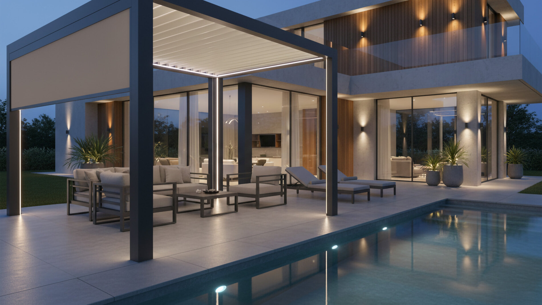 Pergola bioclimatica illuminata di sera, con LED integrato nella struttura e chiusura verticale su un lato