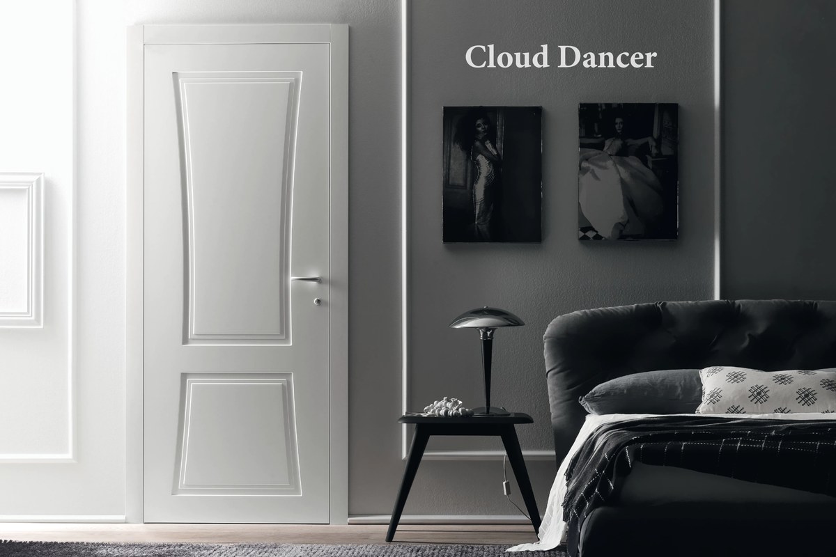 Coordinamento estetico tra porta interna bianca e pavimento in parquet naturale