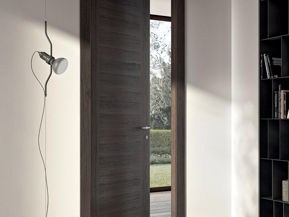 Porta interna a battente con telaio complanare e maniglia di design