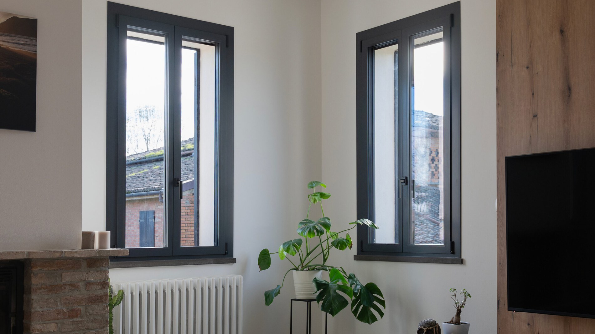 Ampio salotto contemporaneo con grandi infissi e luce naturale diffusa