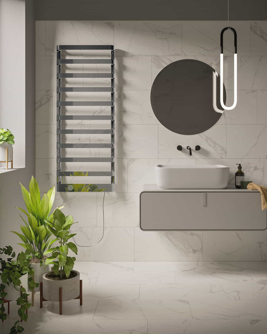 Scaldasalviette elettrico Irsap Step_E installato accanto al lavabo