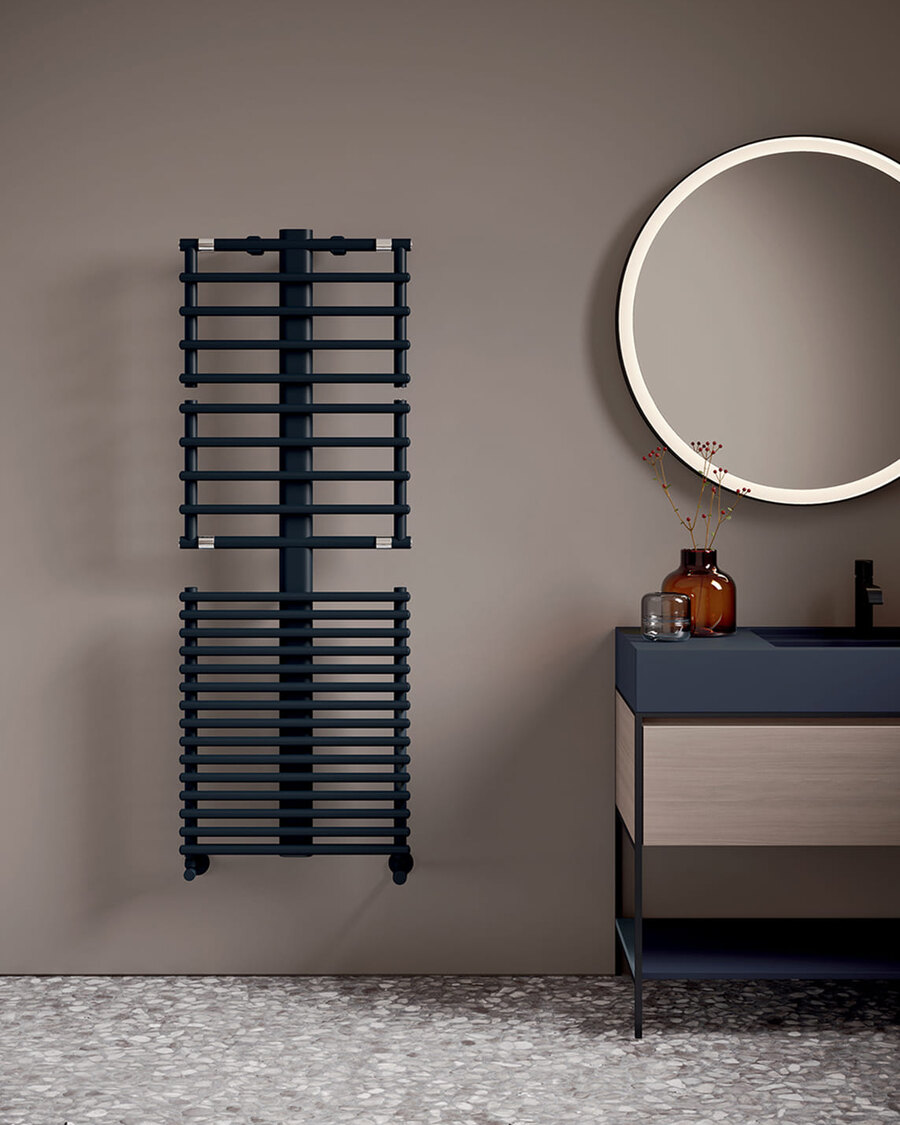 Termoarredo Irsap installato a parete in un bagno contemporaneo
