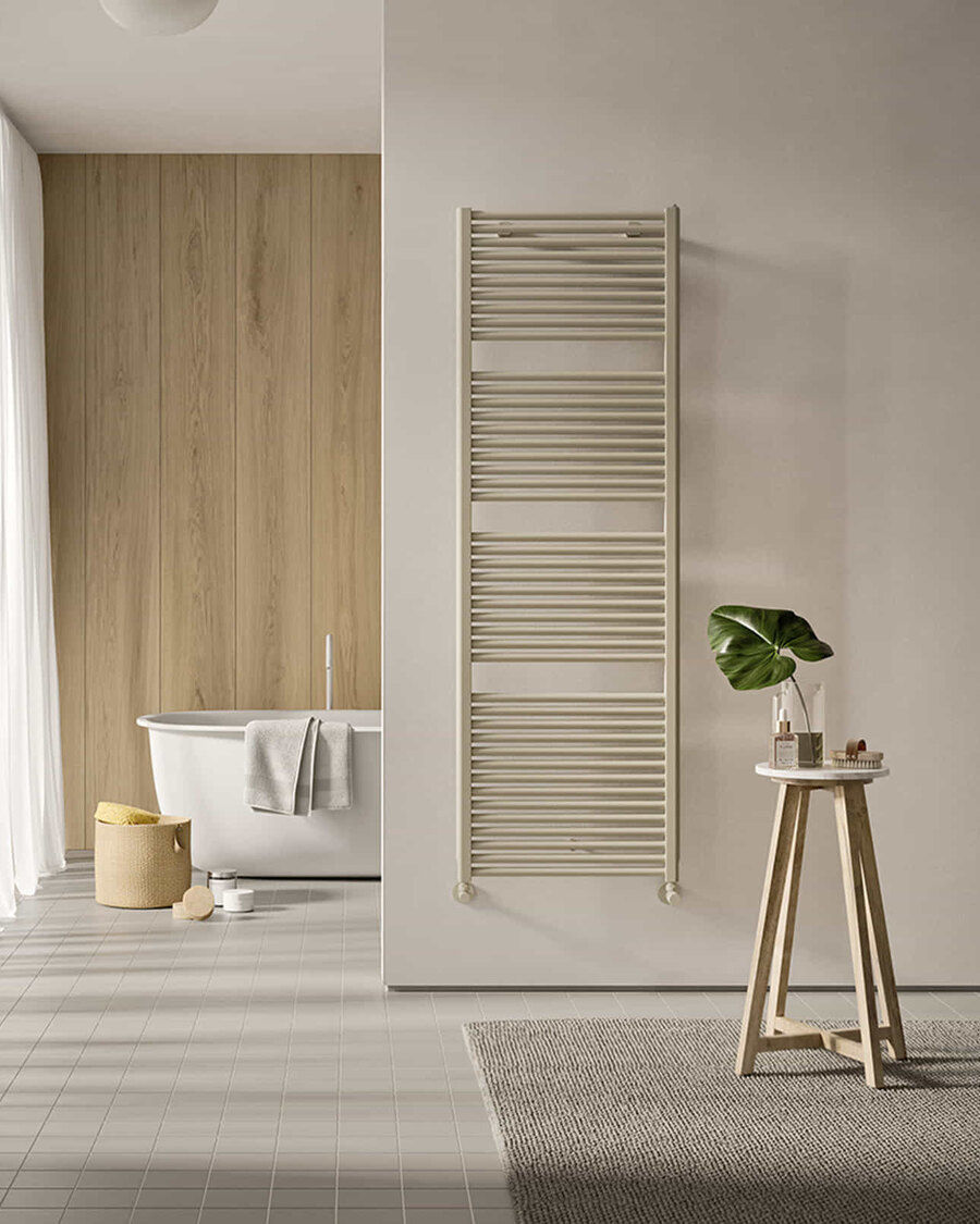 Scaldasalviette Irsap Novo installato in un bagno chiaro
