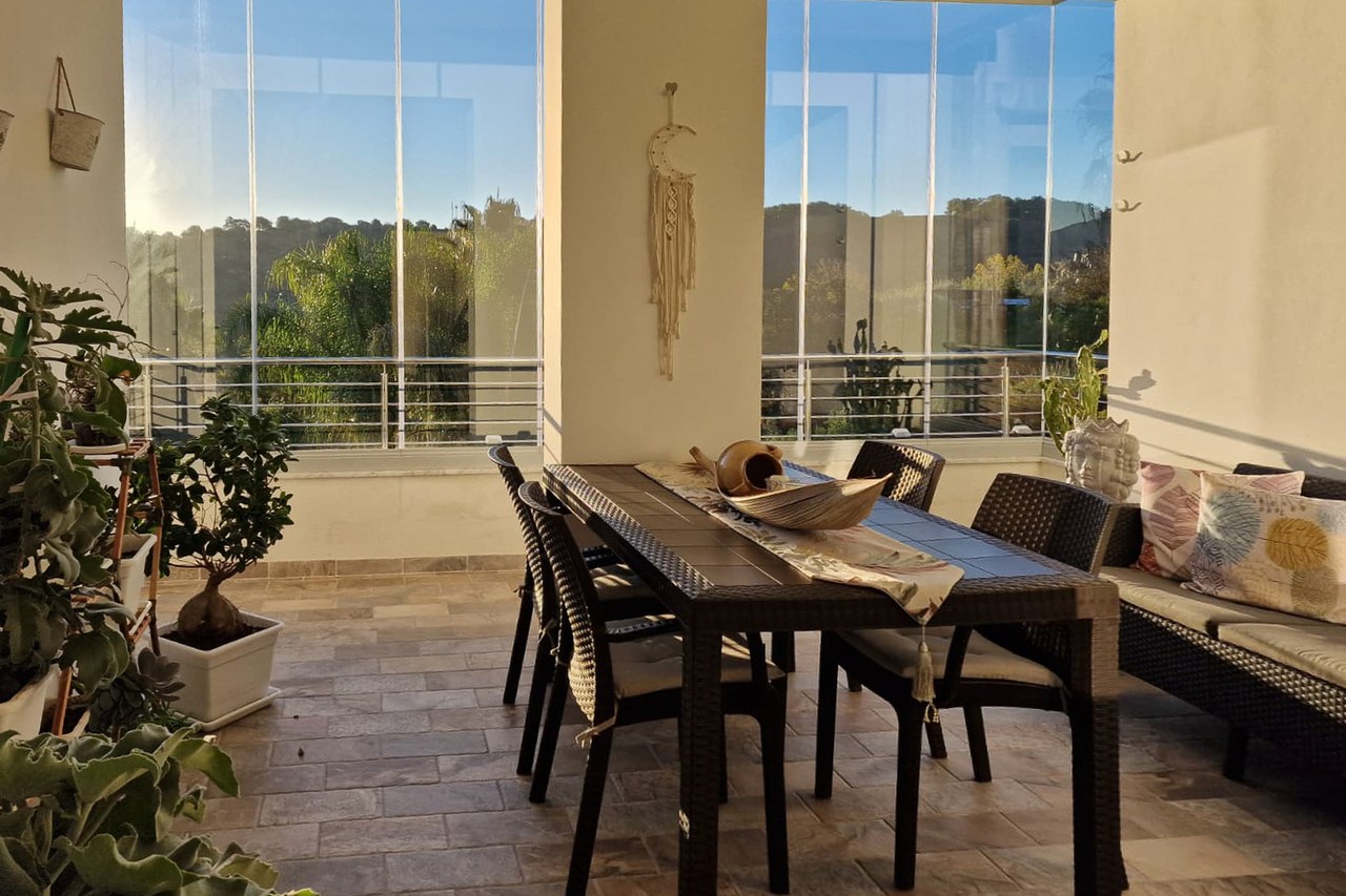Veranda luminosa chiusa con vetrata panoramica amovibile senza montanti verticali