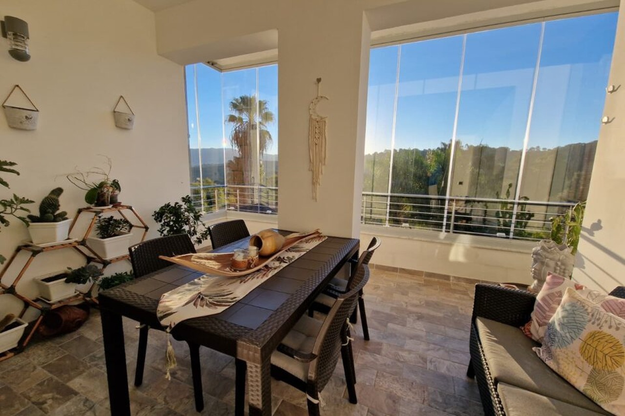 Chiusura vetrata panoramica per balcone con vista aperta sulla terrazza