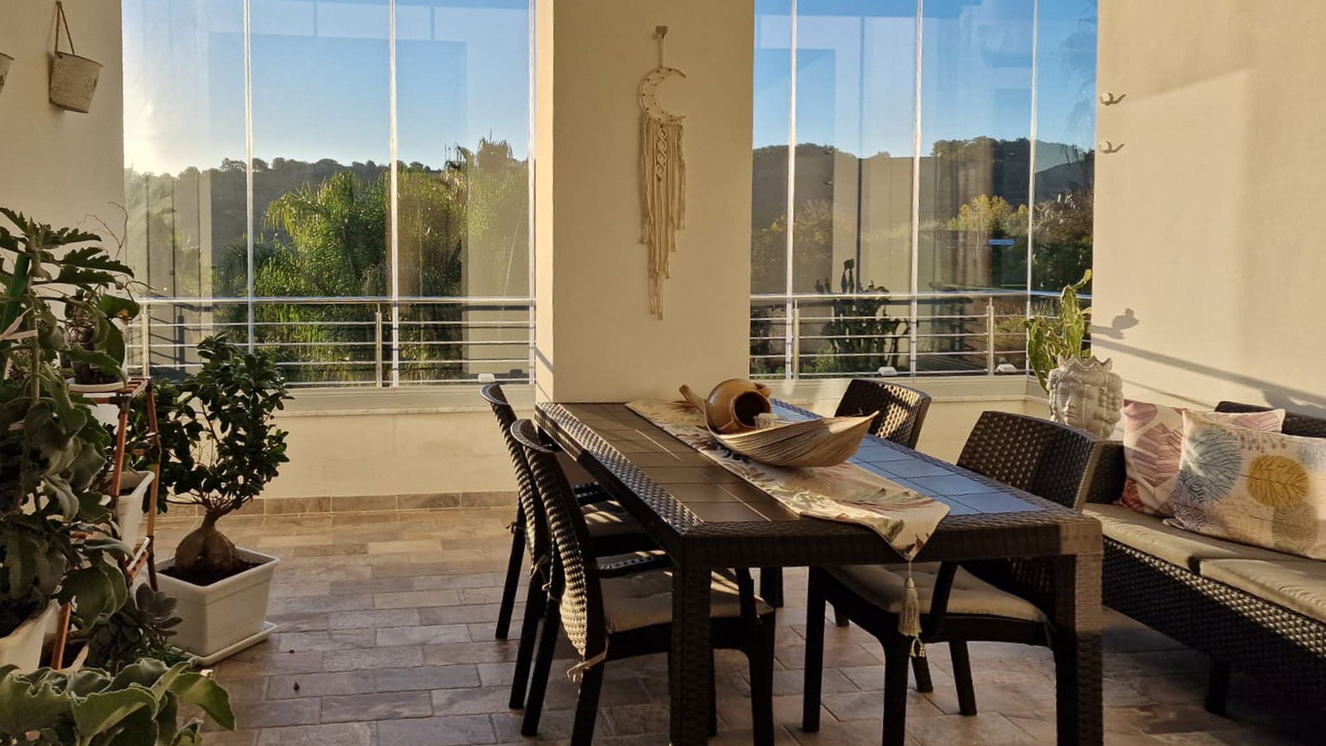Vetrata panoramica a tutto vetro installata su terrazzo affacciato sul mare