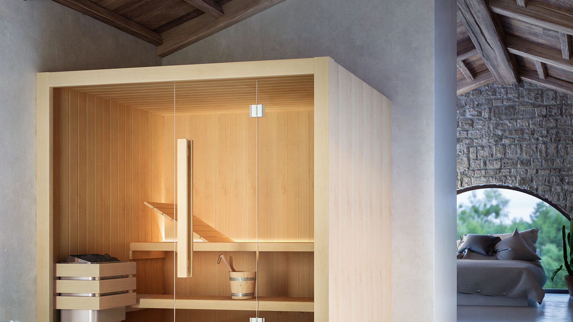 Sauna finlandese in legno chiaro installata sotto il tetto di una mansarda