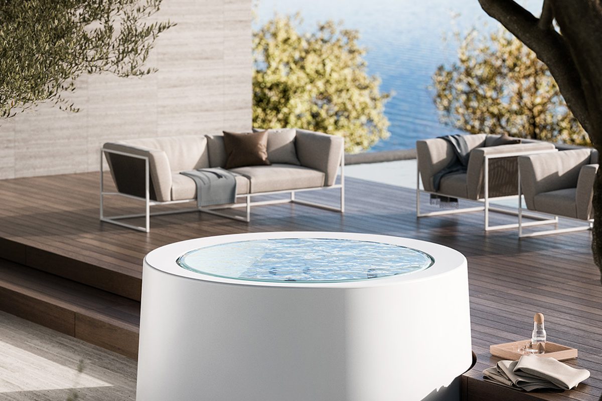 Mini-piscina idromassaggio Glass 1989 installata su una terrazza